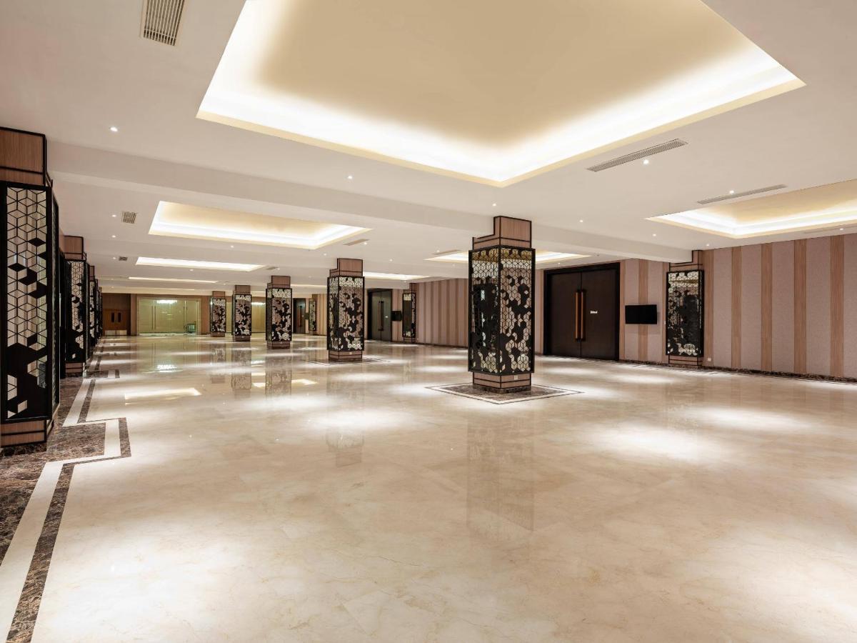 Aston Gresik Hotel & Conference Center Екстер'єр фото